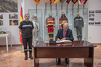 Firma en el Libro de Honor de la UME