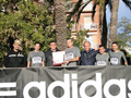 Entrega de una placa conmemorativa del presidente de la Sociedad Deportiva Correcaminos a la UME, por su colaboración y participación en la Media Maratón