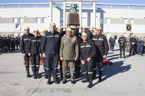 Miembros del tercer batall&oacute;n de Valencia recogiendo el trofeo "General coll"