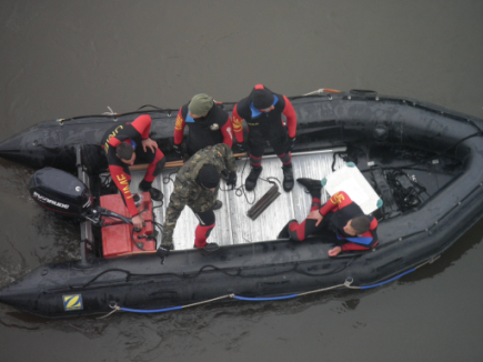 Personal del BIEM IV, en diferentes enclaves de la Comunidad de Arag&oacute;n, desarrollando un ejercicio de instrucci&oacute;n con embarcaciones y rescate de v&iacute;ctimas con poleas.