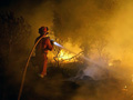 Un militar del BIEM V durante la fase de ataque inicial del incendio.