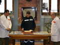 El general Muro, durante la firma en el libro de honor de la unidad.