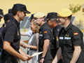 Entrega de diplomas a los agentes del CNP por las autoridades que han asistido al acto.