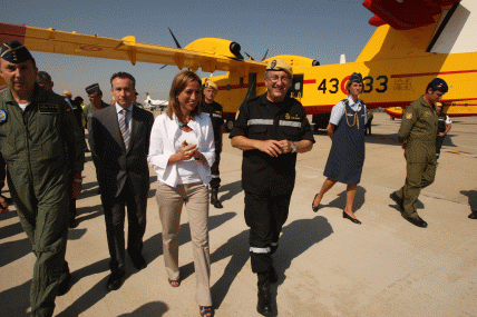 Carme Chacón visitó el Centro de Operaciones Conjunto (JOC) y los medios aéreos bajo mando operativo del jefe de la UME.