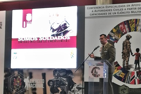 El teniente coronel S&aacute;nchez Chana durante su ponencia "La Unidad Militar de Emergencias, proceso de creaci&oacute;n y capacidades"