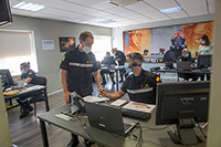 Los rastreadores de la UME han recibido una formación específica para esta misión además de contar con la experiencia acumulada en las labores de rastreo interno al personal contagiado de la Unidad que comenzaron durante la Operación Balmis