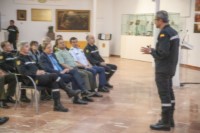 El Viceministro provechó para acercarse al Cuartel General de la UME donde se mostró especialmente interesado en conocer sus capacidades