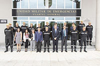 Foto de familia en la puerta del Cuartel General de la UME