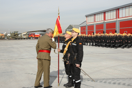 El general de división Rogelio García de Dios Ferreiro se despidió esta mañana del Estandarte de la UME.