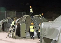 El campamento incluye camas para 100 personas, cocina y comedor con capacidad para alimentar a 200 comensales, aseos, duchas, WC y contenedores de ablución