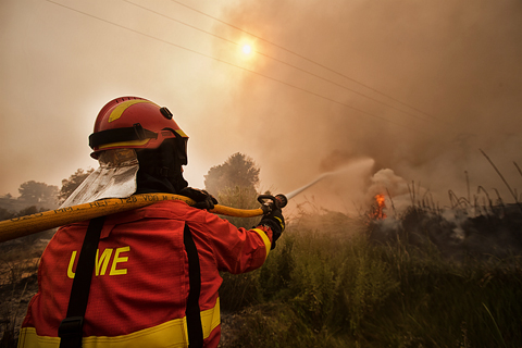 Efectivos de la UME realizando ataques directos contra el fuego