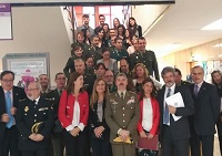 Foto de familia tras la finalización del acto de entrega de los diplomas