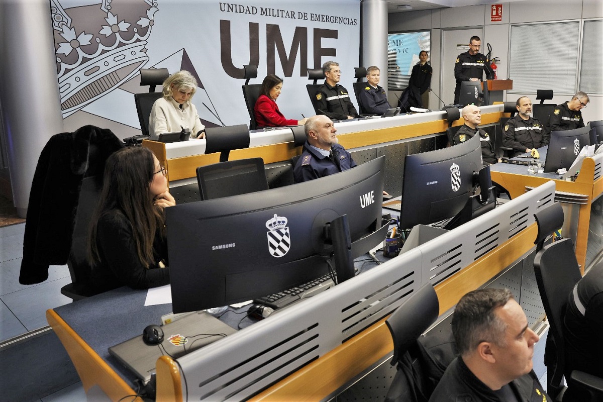 La misnistra Robles asisti&oacute; a una exposici&oacute;n en el Centro de Operaciones Conjunto de la UME