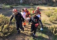 Tralado de una supuesta víctima entre personal de la Cruz Roja y la UME