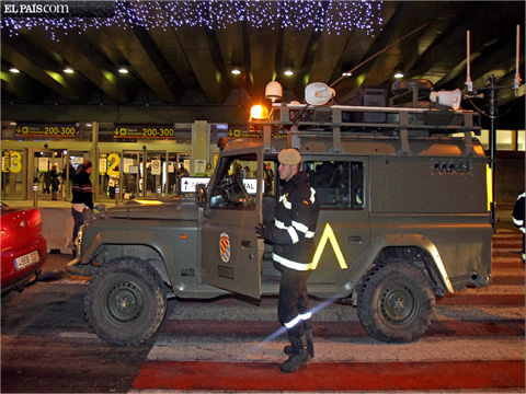 La UME reparte mantas y agua a los afectados por el paro de los controladores aéreos