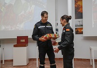 El segundo premio en la categoría de 7 a 12 años ha sido para la obra “Galicia está arropada” de Angel Cabestrero, de 10 años. Su madre, la cabo Patricia Álvarez recogió el premio.