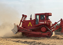 Maquinaria pesada realizando trabajos de perimetracion