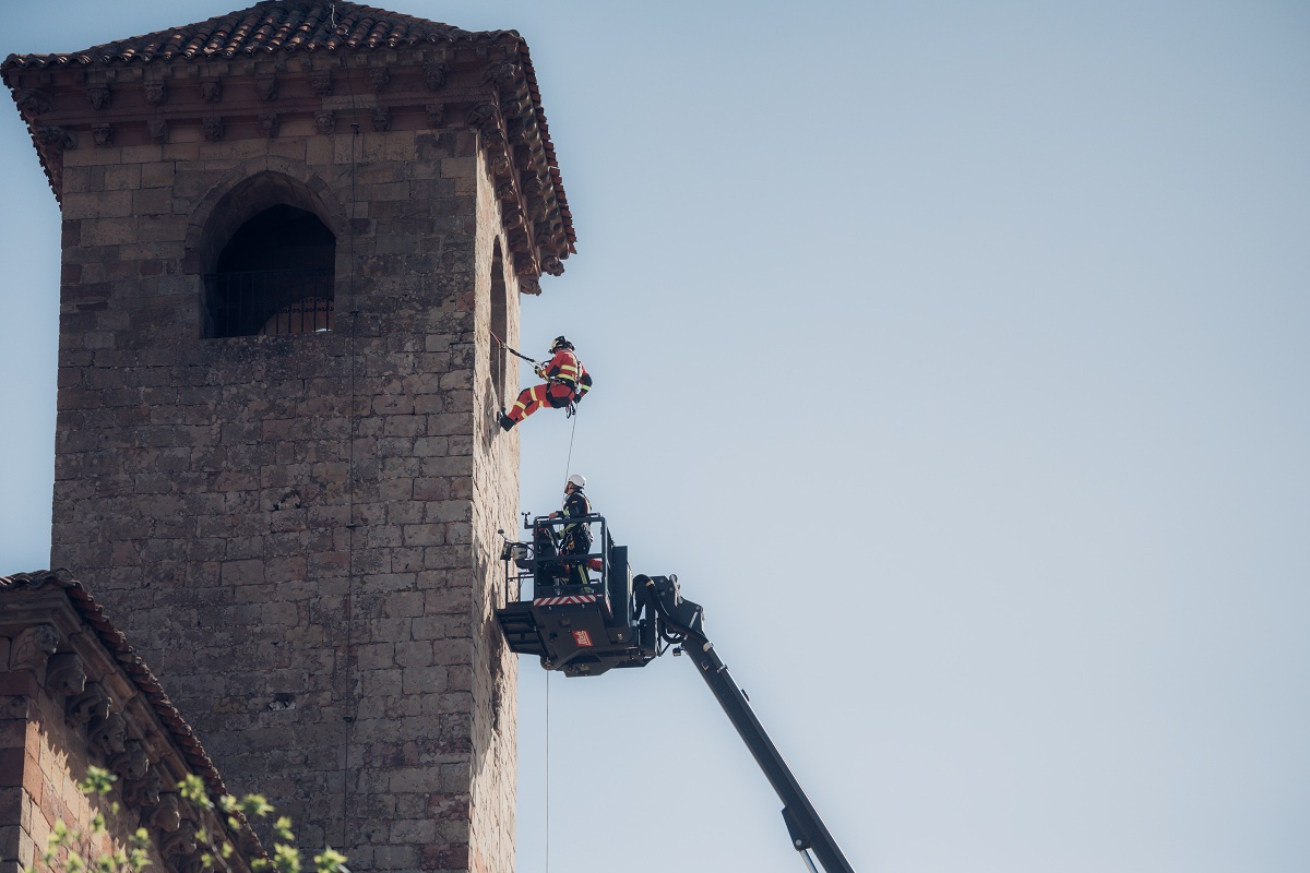 Para realizar algunas de las pr&aacute;cticas, se emple&oacute; un veh&iacute;culo perteneciente al Regimiento de Apoyo a Intervenci&oacute;n en Emergencias de la UME, utilizado principalmente para la lucha contra incendios estructurales y rescates en altura.