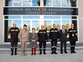 La secretaria general de Sanidad y Consumo, Pilar Farjas, junto al jefe de la UME, teniente general César Muro, y el jefe de la BRISAN, general Manuel Guiote, a la entrada del Cuartel General de la UME.