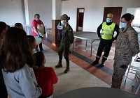 Personal de Psicología de las FAS dando recomendaciones a los menores