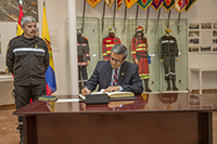 Firma en el Libro de Honor de la UME