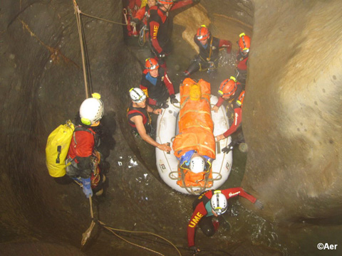 La cueva de Mortero acoge un simulacro de rescate con más de 200 efectivos