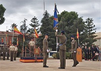 El TCol entrante Miguel Sánchez, recibe TCol saliente, Vicente Martínez, el Guión de la Unidad.