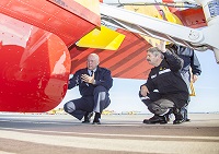 El general Alcañiz recibió expliciaciones técnicas de los Canadair por parte del Jefe de 43 Grupo, el coronel Antonio Alvaro