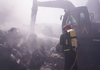 Con el incendio ya controlado, entraron los Ingenieros del BIEM I para apoyar a la remoción y enfriamiento de puntos calientes mediante el empleo e maquinaria pesada