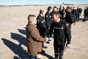 El embajador dela República de Chile en España, Javier Velasco Villega (en primer término) acudió a despedir a los componentes de la UME