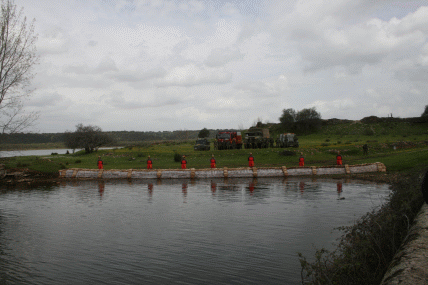 Personal del BIEM I realizando prácticas de construcción de diques, búsqueda y rescate en curso de agua y un simulacro de accidente con mercancías peligrosas.
