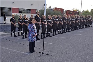 La ministra de Defensa, Margarita Robles, ha aprovechado una visita institucional a Zaragoza para felicitar a los miembros del Cuarto Batallón de Intervención en Emergencias (BIEM IV) y, por extensión, a todos los componentes de la UME. Acompañada de la subsecretaria de Defensa, Adoración Mateos, ha expresado: “Saben que están sirviendo a España, a sus ciudadanos y lo están haciendo como lo que son, como los mejores”