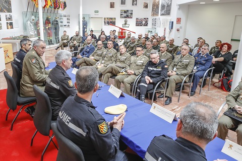 En su alocuci&oacute;n a los alumnos, el general Alca&ntilde;iz dijo refiriendose ante la actuaci&oacute;n en una emergencia que "somos todos una misma cosa, tenemos que sumar"