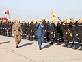 El segundo jefe de la UME, general de División Ignacio María Pedrosa Rey, pasa revista a la formación.