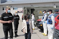 La ministra ha recorrido una exposición de los principales materiales que la UME ha utilizado en la operación ‘Balmis’