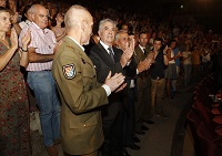 El momento más emotivo de la ceremonia fue cuando el general Alcañiz dedicó esta Medalla al cabo 1º de la UME Alberto Guisado, fallecido el 4 de agosto de 2012 cuando participaba en las labores de extinción del incendio de la Sierra de Gata. Todo el auitorio se puso en pie par agradecer la presencia a su padre, Manuel, y de su suegro, Albino