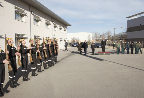 El ministro de Defensa paraguayo inspecciona las instalaciones de la Unidad Militar de Emergencias en la Base Aérea de Torrejón