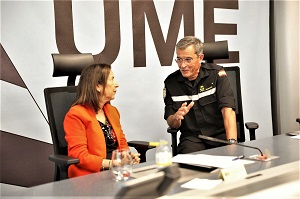 La ministra de Defensa, Margarita Robles, ha visitado este sábado en Torrejón de Ardoz las instalaciones de la Unidad Militar de Emergencias (UME), donde ha mantenido una videoconferencia con sus efectivos