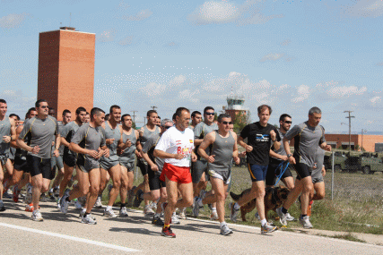 Componentes del IV Batallón de Intervención en Emergencias corrieron con Abel Antón seis kilómetros por las instalaciones de la Base Aérea de Zaragoza.
