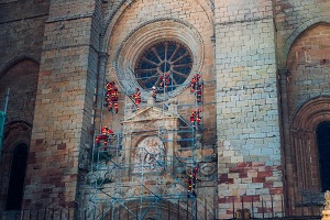 Montaje de una estructura para realizar trabajos en el rosetón de la Catedral de Santa María
