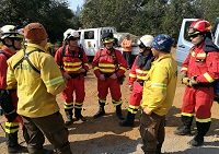 Reunión previa de coordinación en el terreno, el jefe de extinción asigna la misión, junto a los intervinientes chilenos