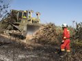 Empujadora Caterpillar  de ingenieros creando cortafuegos en Casa de Uceda