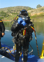 Buceadores de distintos batallones de la UME han realizado labores de corte, soldadura,  reflote y movimiento para retirar la excavadora del cauce del río Jucar.