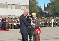 El Jefe de la Unidad Militar de Emergencias, teniente general Miguel Alcañiz entregó el premio  “Tierra, Agua y Fuego” al Subsecretario de Defensa, Alejo de la Torre