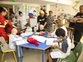 Visita de representación de la UME en una de las aulas educativas