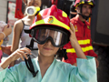 Los jóvenes disfrutaron especialmente poniéndose el casco de intervención