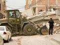 Ingenieros del BIEM III desescombran un edificio colapsado en el barrio de la Viña. Foto: Fidel Santos OCP/UME