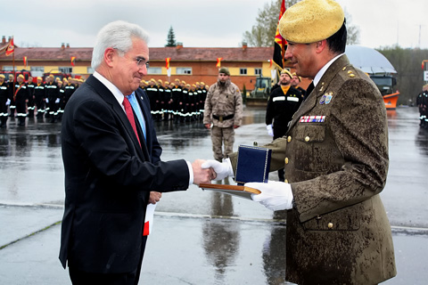 Momento de la entrega de la Medalla de Plata