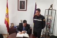 Firma en el libro de honor