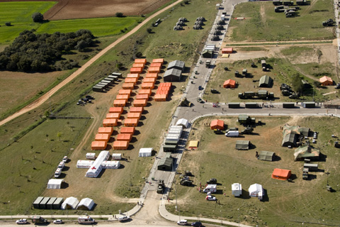 Vista a&eacute;rea del campamento de damnificados gestionado por la UME y la Cruz Roja